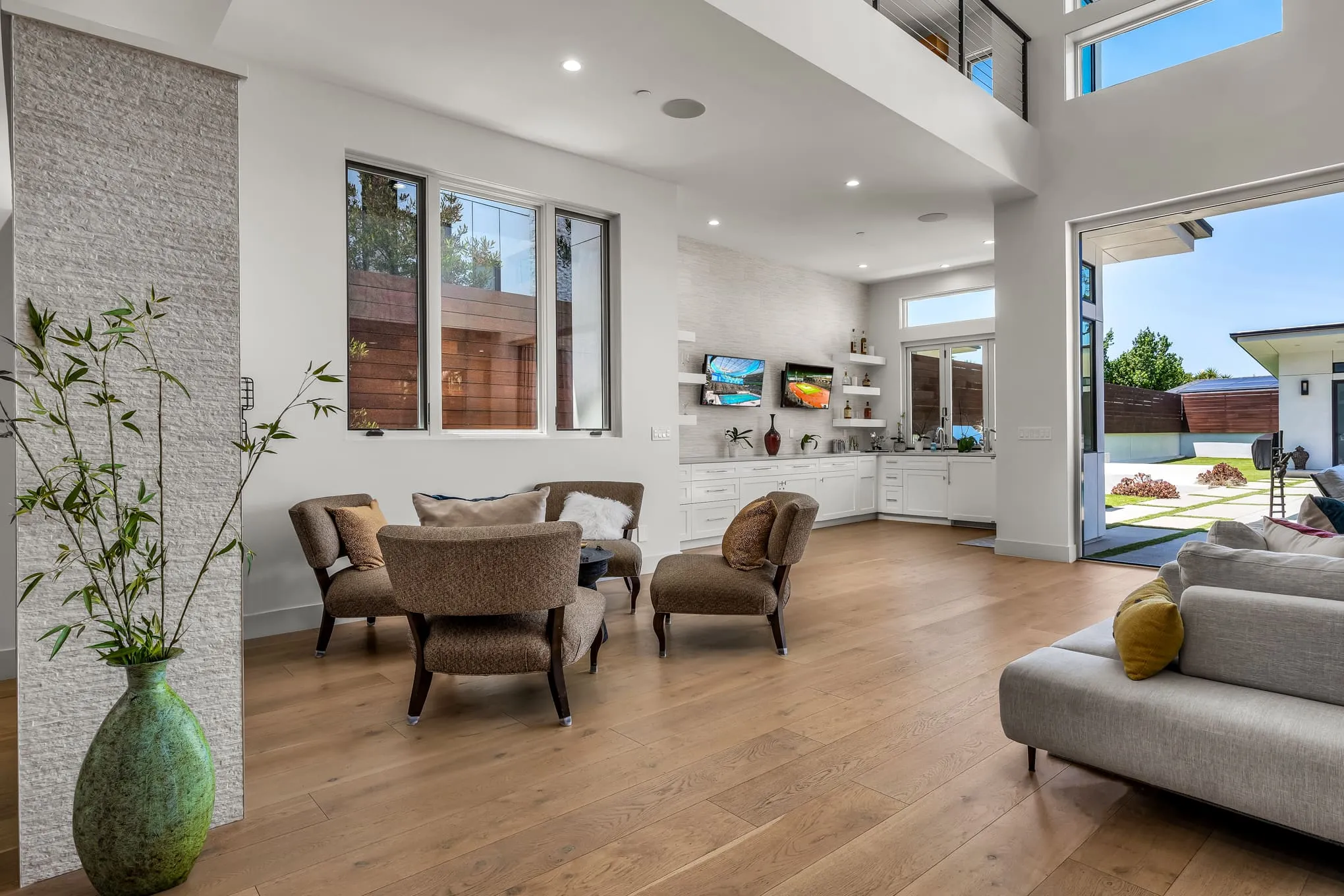 Living area with the built-in bar